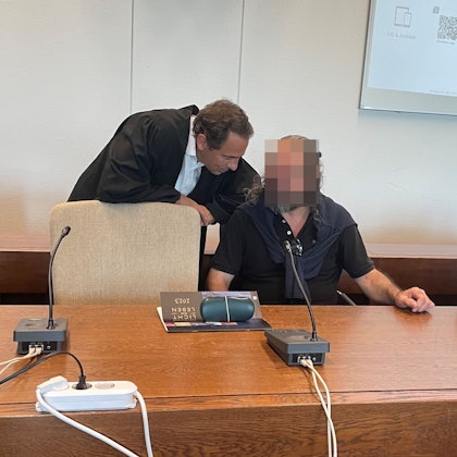 Der Angeklagte mit Verteidiger Thomas Gros beim Prozessauftakt im Landgericht Köln.