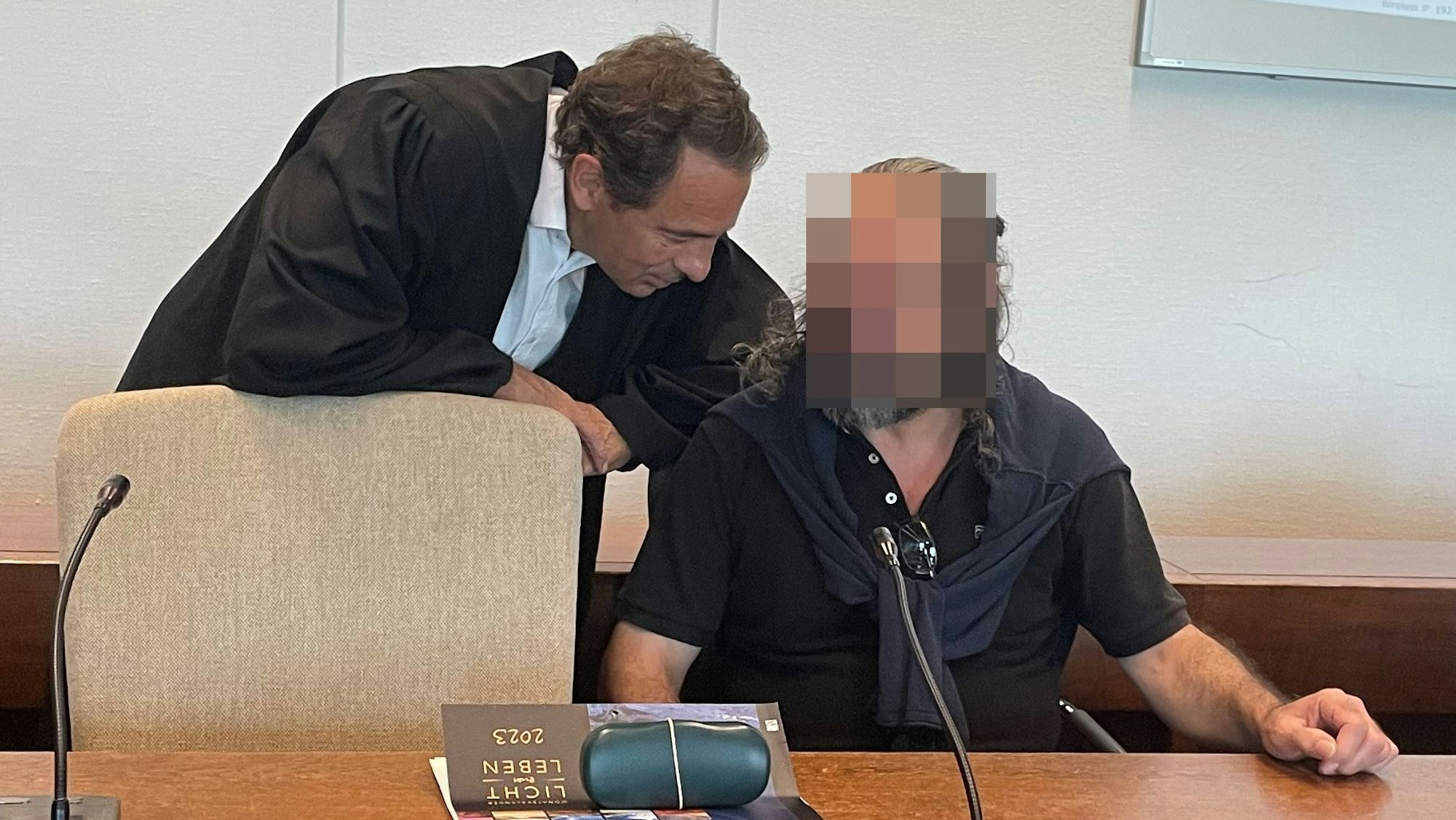 Der Angeklagte mit Verteidiger Thomas Gros beim Prozessauftakt im Landgericht Köln.