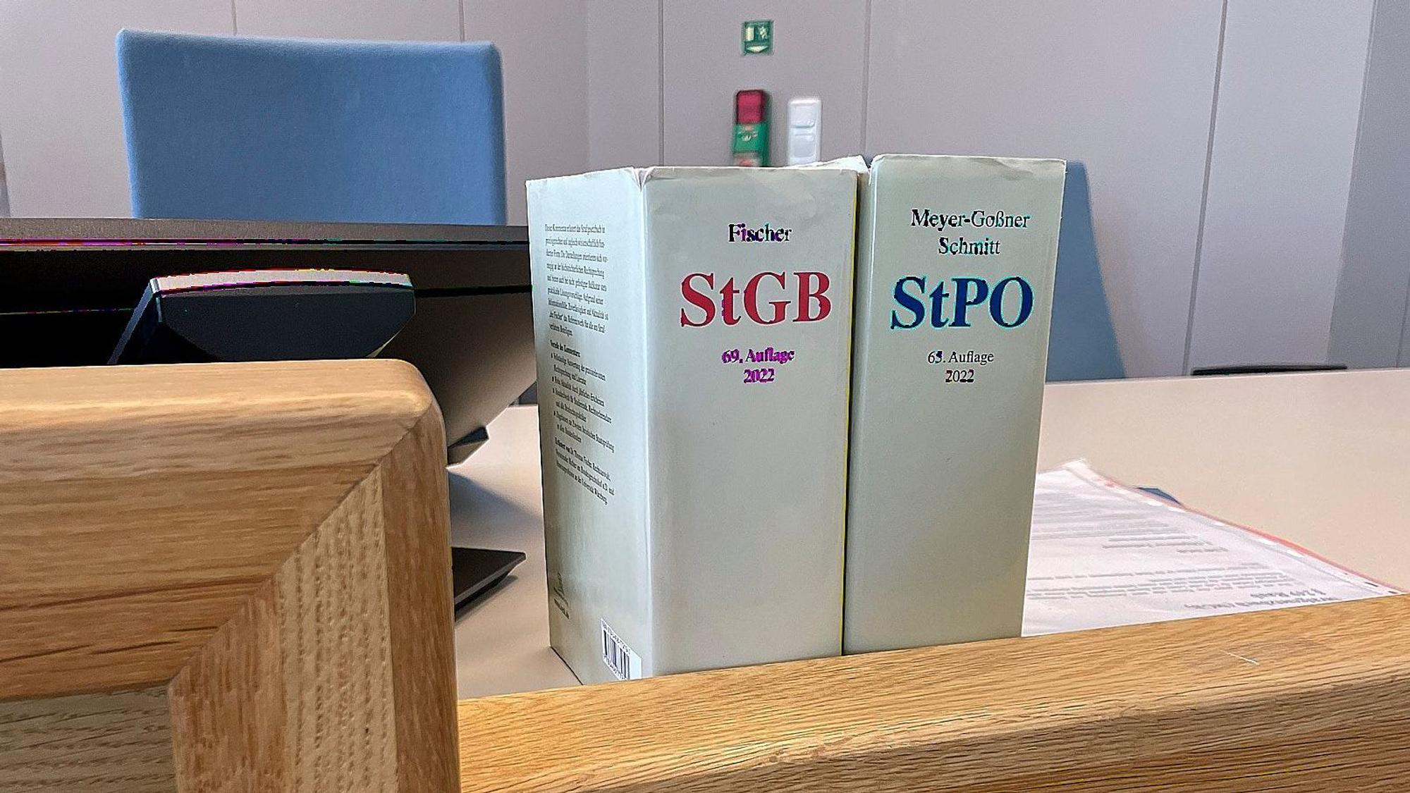 Auf einem Tisch im Amtsgericht Gemünd stehen zwei Bücher mit Gesetzestexten.