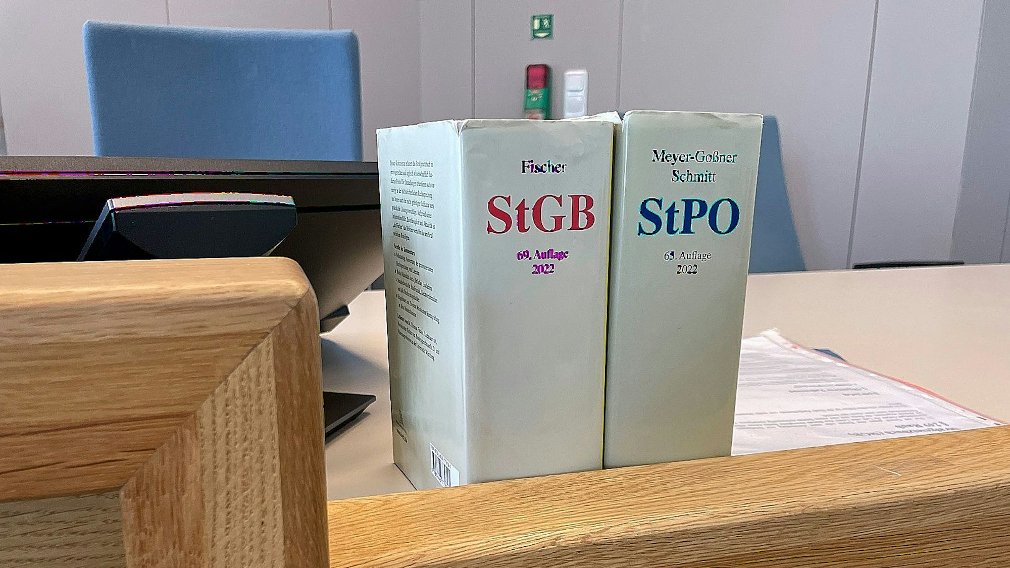 Auf einem Tisch im Amtsgericht Gemünd stehen zwei Bücher mit Gesetzestexten.