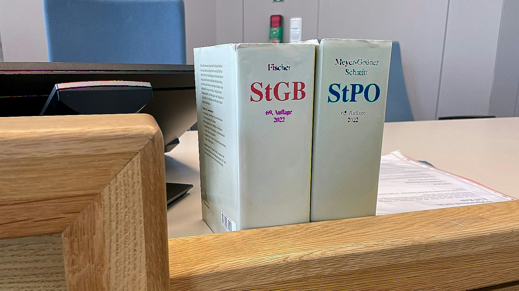 Das Symbolfotos zeigt einen Richtertisch mit zwei Gesetzbüchern.