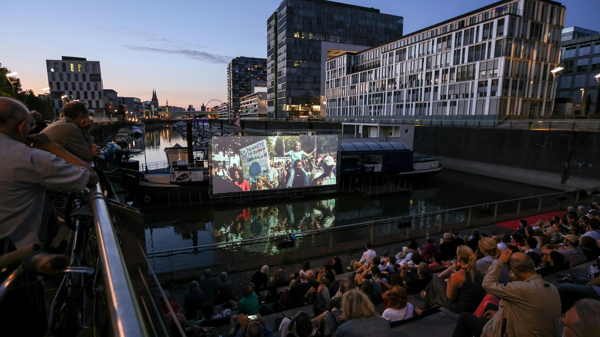 Das Open Air Kino „Naturstrom“ zeigt in den Sommerwochen Kinoprogramm unter freien Himmel in Rheinauhafen.