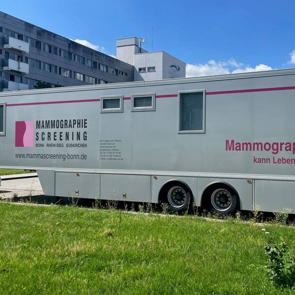 Das Bild zeigt das Mammographie-Mobil vor dem Marien-Hospital in Euskirchen.