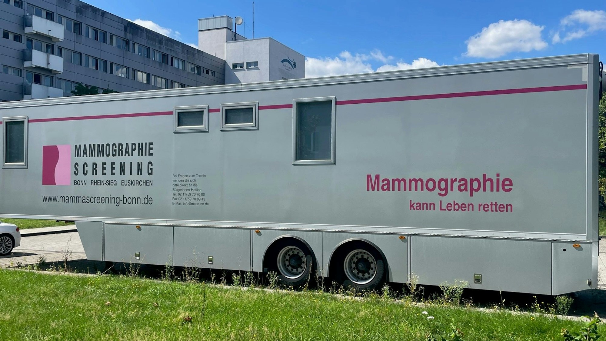 Das Bild zeigt das Mammographie-Mobil vor dem Marien-Hospital in Euskirchen.