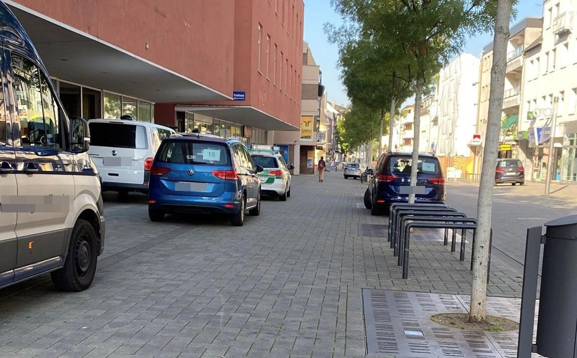Fahrzeuge des Zoll stehen am Forum in Troisdorf.