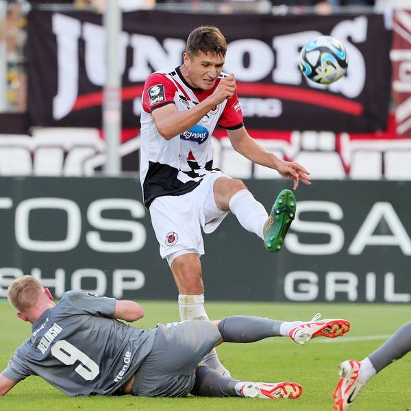 FC Viktoria Köln vs. RW Essen, 3. Liga, von links: Foul von Ron Berlinski (RWE) an Christoph Greger (Viktoria), 23.08.2023, Bild: Herbert Bucco