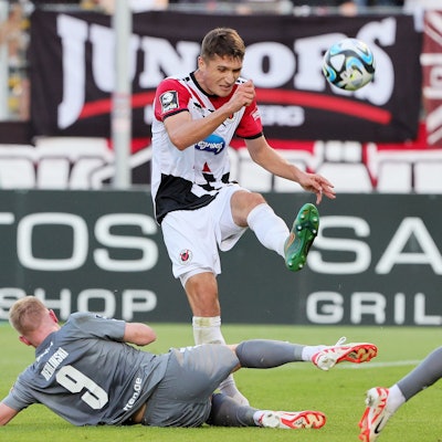 FC Viktoria Köln vs. RW Essen, 3. Liga, von links: Foul von Ron Berlinski (RWE) an Christoph Greger (Viktoria), 23.08.2023, Bild: Herbert Bucco