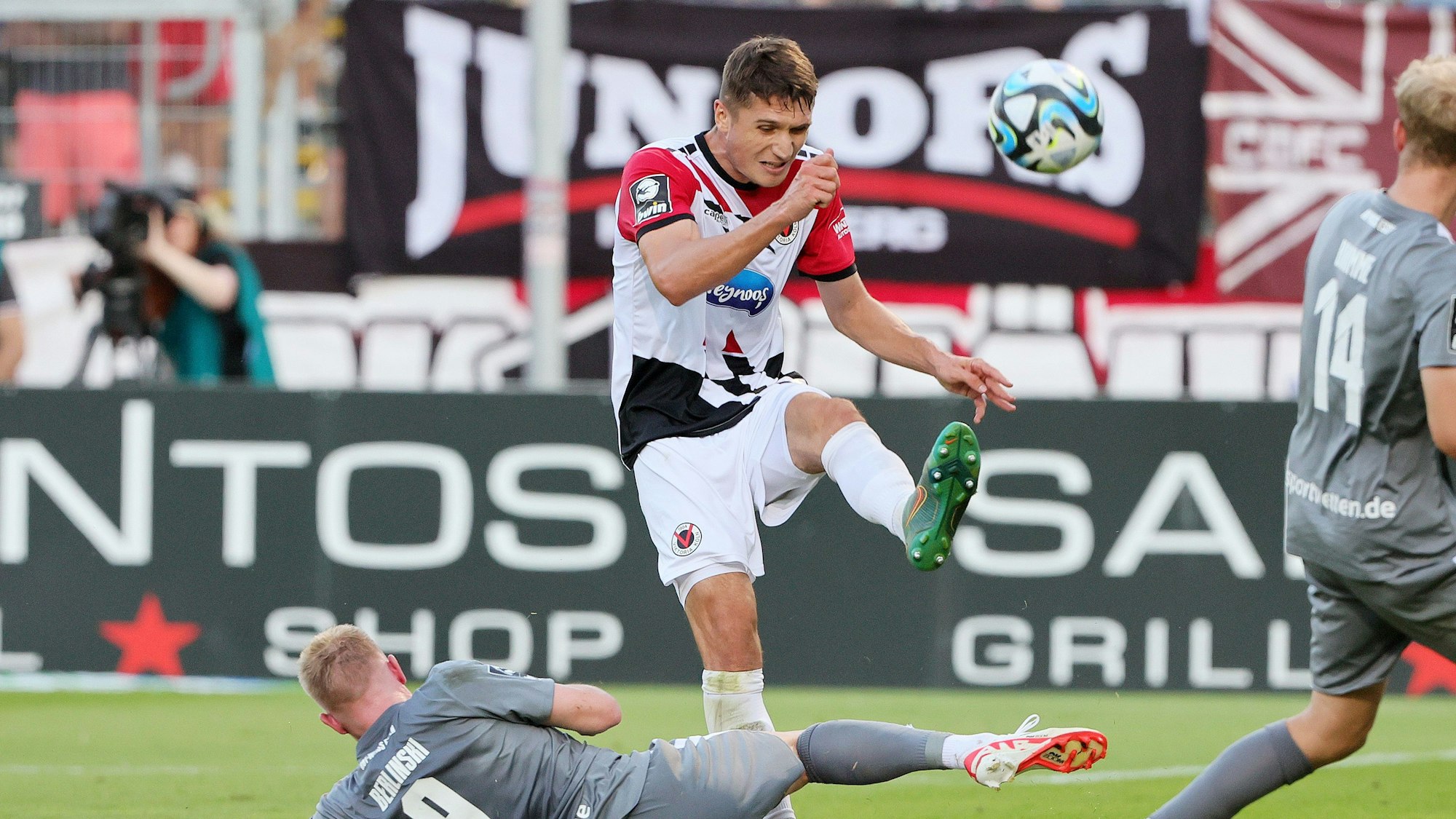 FC Viktoria Köln vs. RW Essen, 3. Liga, von links: Foul von Ron Berlinski (RWE) an Christoph Greger (Viktoria), 23.08.2023, Bild: Herbert Bucco