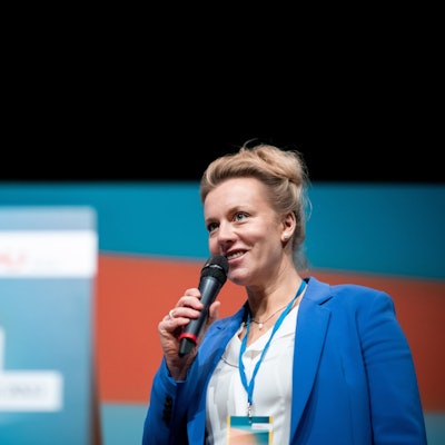 Ina Brandes spricht auf der Bühne einer Delegiertenversammlung der CDU in Nordrhein-Westfalen.