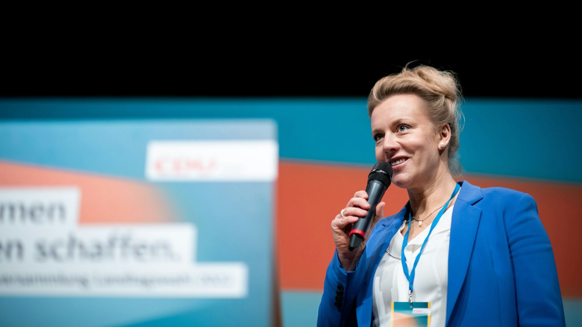 Ina Brandes spricht auf der Bühne einer Delegiertenversammlung der CDU in Nordrhein-Westfalen.