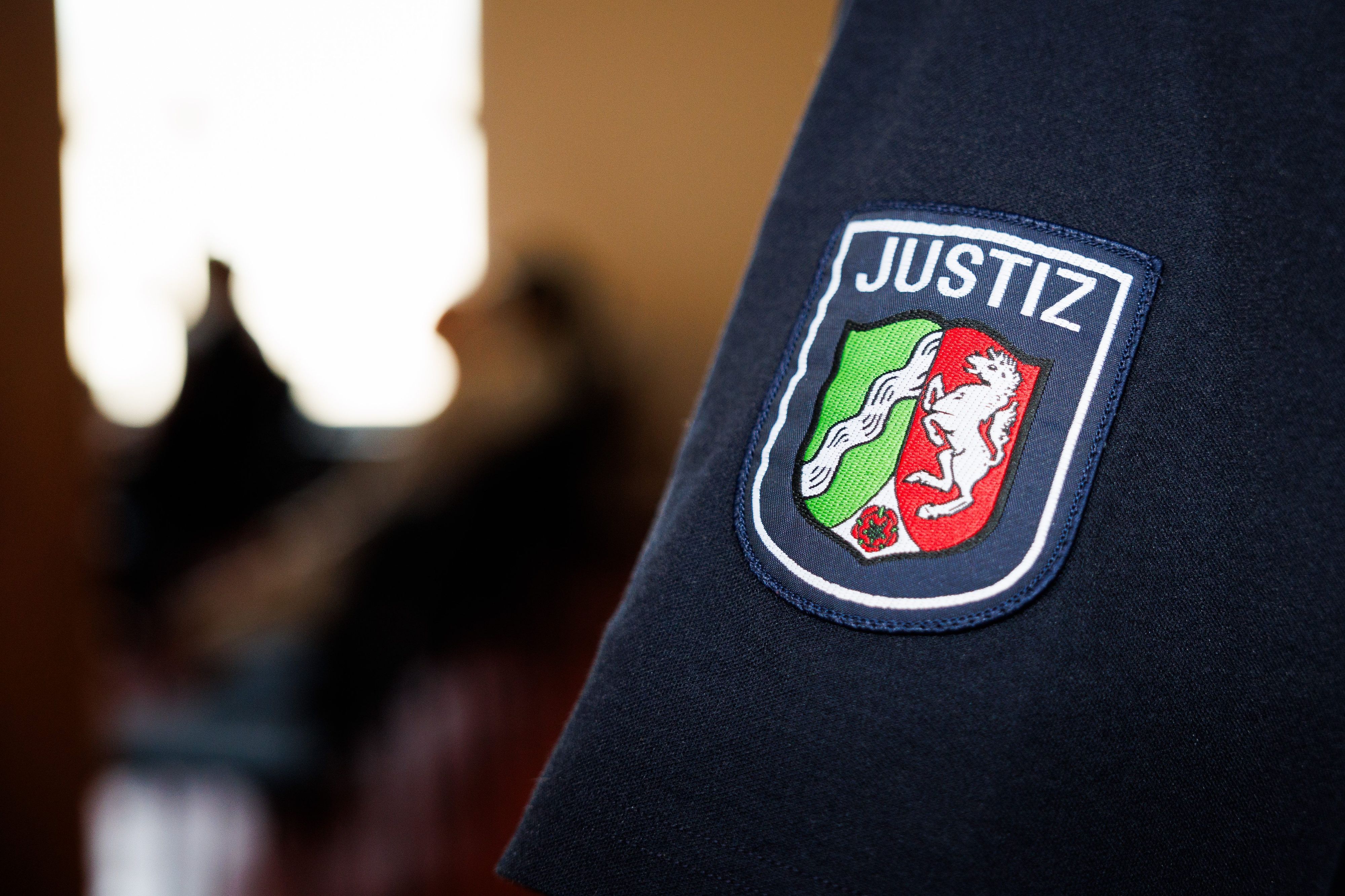 16.08.2023, Nordrhein-Westfalen, Detmold: Blick auf das Ärmelabzeichen eines Justizbeamten im Amtsgericht Detmold.