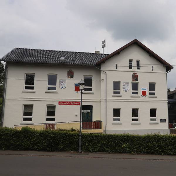 Das Gebäude der Grundschule in Reifferscheid ist von außen zu sehen. Es muss saniert werden.