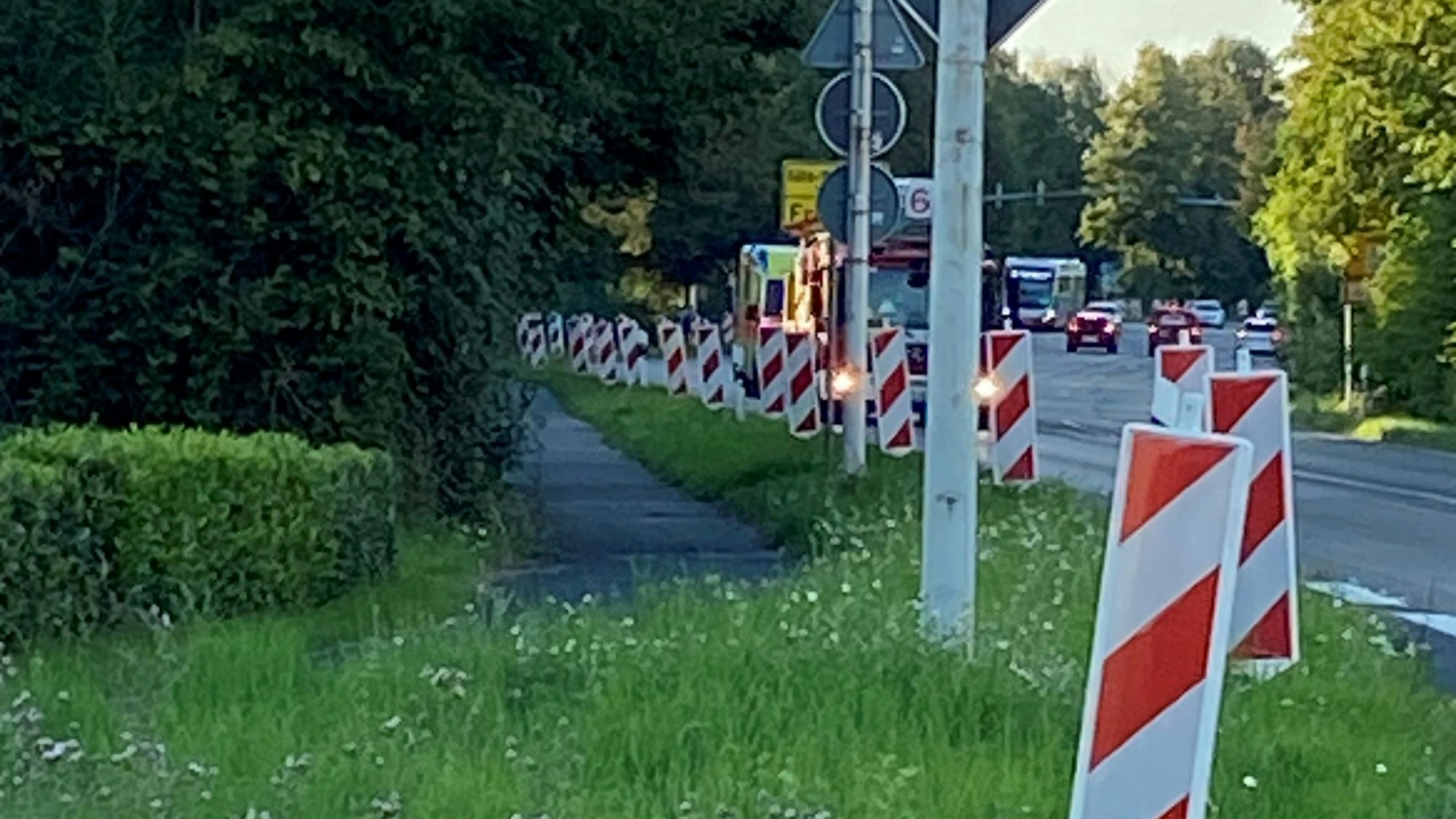 Autos, Busse und Lastwagen sind auf einer Straße unterwegs.