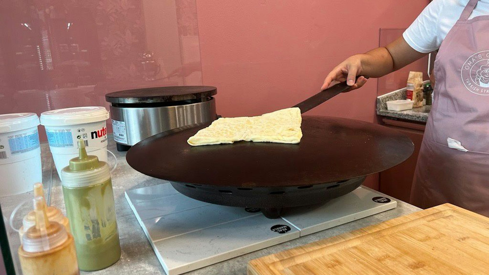 Gözleme werden auf einem Sac, einer gewölbten Bratoberfläche, gebacken.