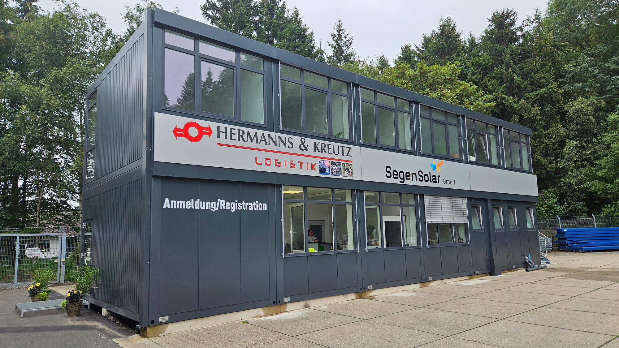 Ein zweistöckiges Verwaltungsgebäude ist zu sehen.