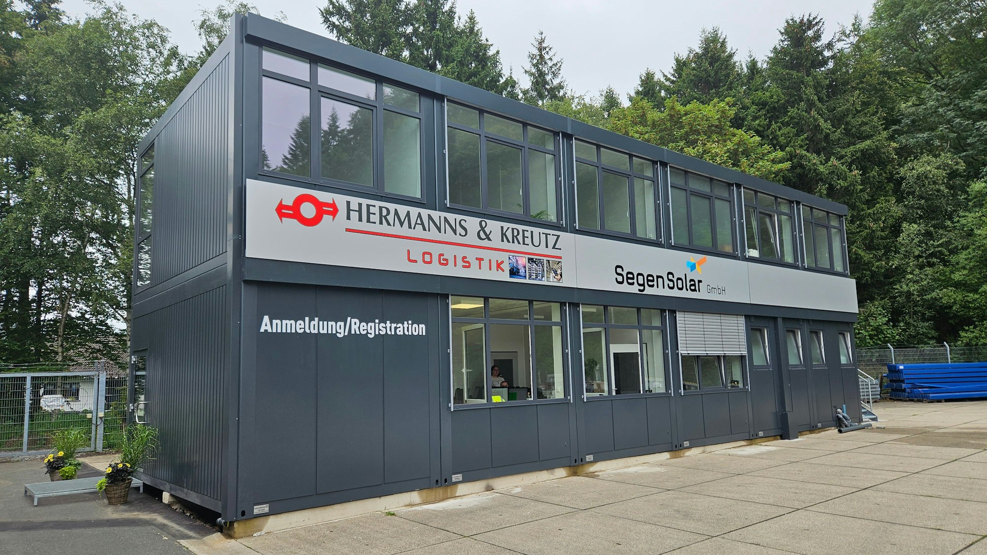 Ein zweistöckiges Verwaltungsgebäude ist zu sehen.