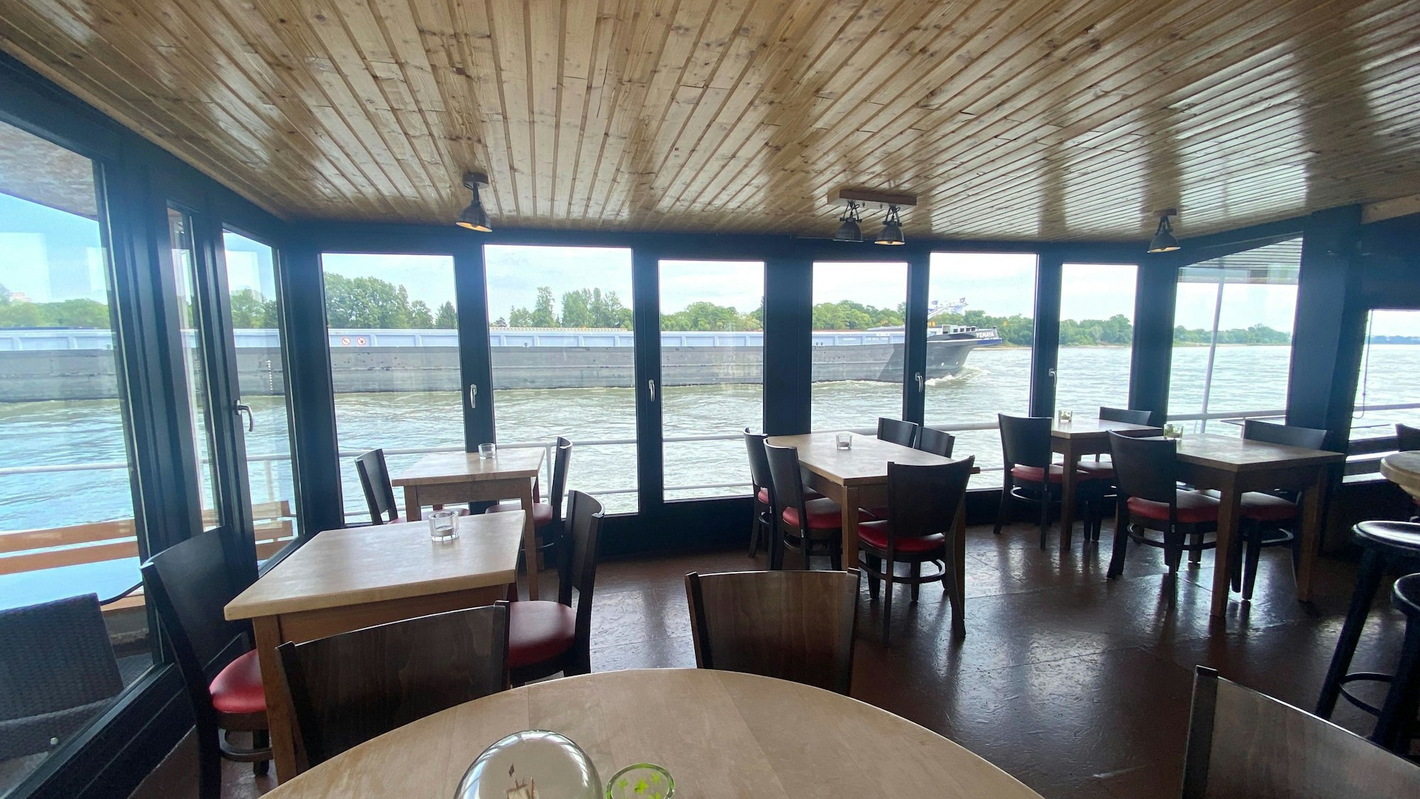 Der Innenraum des Bootes MS Rodenkirchen, mit Blick auf den Rhein.
