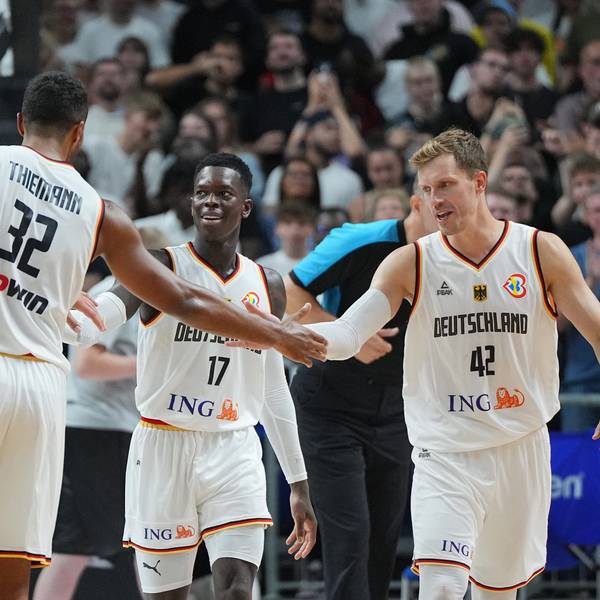 Deutschlands Dennis Schröder (M) und Andreas Obst, Johannes Thiemann und Moritz Wagner (v. r.) klatschen kurz vor Spielende ab.