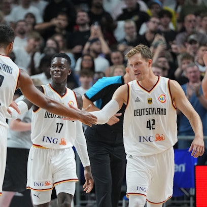 Deutschlands Dennis Schröder (M) und Andreas Obst, Johannes Thiemann und Moritz Wagner (v. r.) klatschen kurz vor Spielende ab.