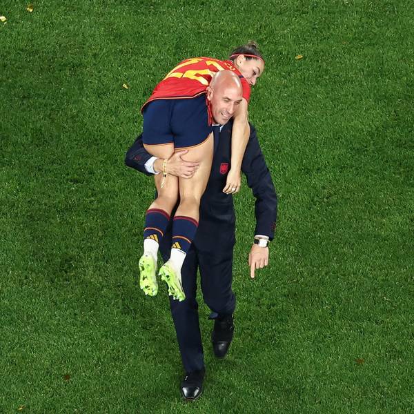 Luis Rubiales trägt die Nationalspielerin Athenea del Castillo nach dem WM-Finale in Sydney über den Rasen. Nach einem Kuss-Eklat gerät der spanische Fußball-Verbandschef zunehmend unter Druck.