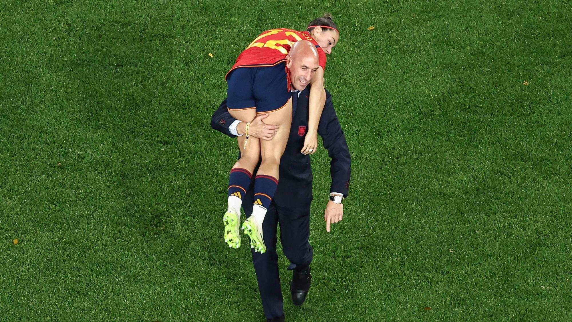 Luis Rubiales trägt die Nationalspielerin Athenea del Castillo nach dem WM-Finale in Sydney über den Rasen. Nach einem Kuss-Eklat gerät der spanische Fußball-Verbandschef zunehmend unter Druck.