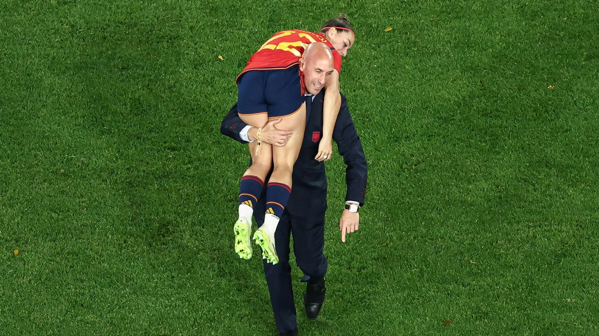 Luis Rubiales trägt die Nationalspielerin Athenea del Castillo nach dem WM-Finale in Sydney über den Rasen. Nach einem Kuss-Eklat gerät der spanische Fußball-Verbandschef zunehmend unter Druck.