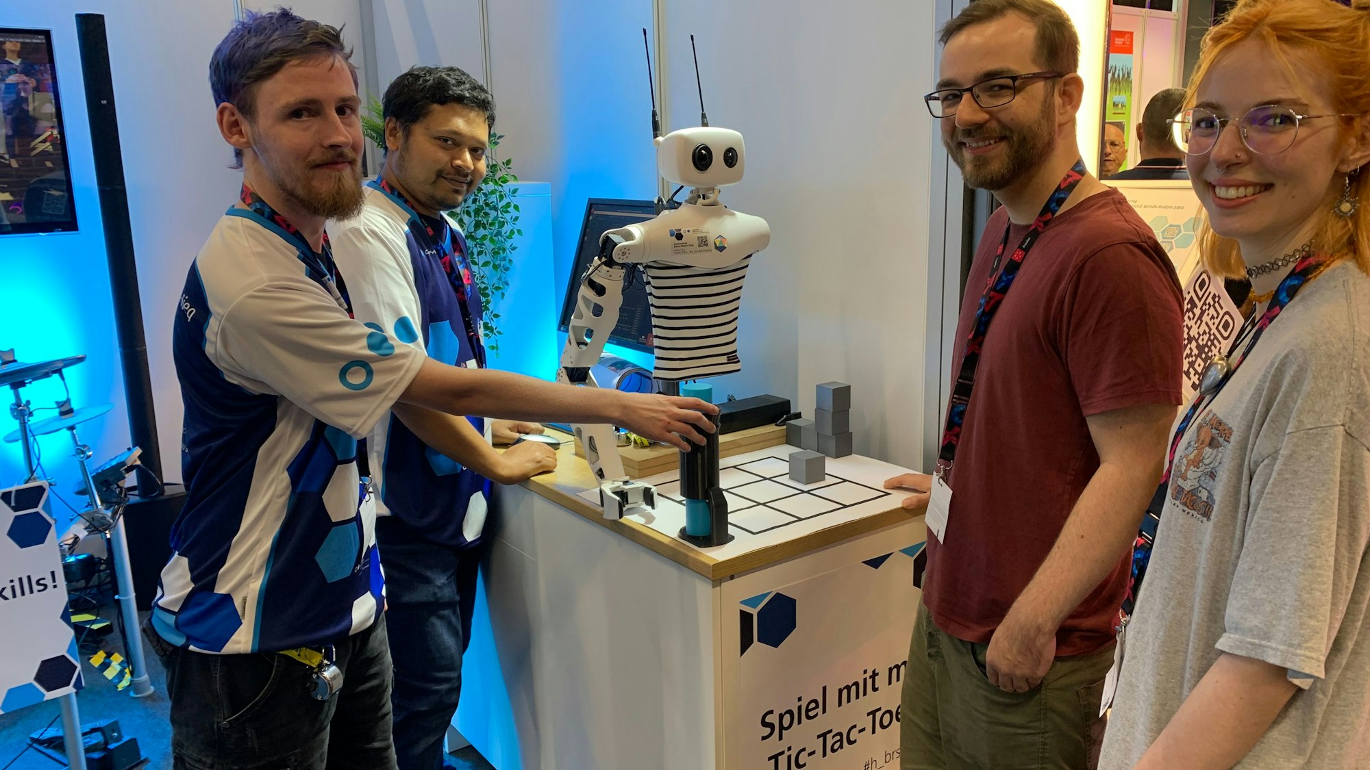 Gut eine Viertelmillion Spielzüge gibt es bei „Drei gewinnt“, dem beliebten Strategiespiel für zwei Spieler. Roboter Reachy kennt sie alle. Gegen ihn treten Besucher der Gamescom an.