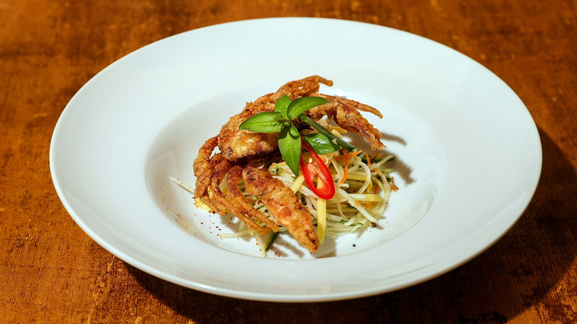 Soft Shell Crabs, serviert auf Mango-Papaya Salat im „Bep N°2“.
