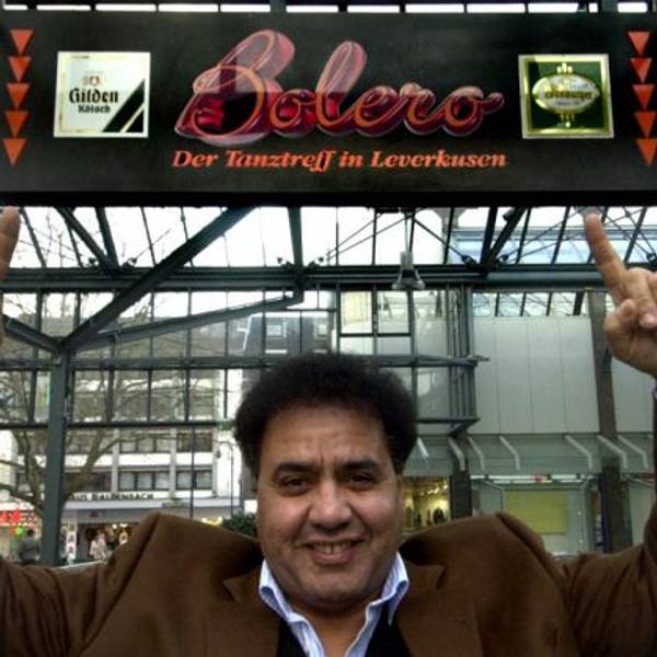 Moncef Douiri, besser bekannt als „Doudou“ zeigt auf das damalige Schild des „Bolero“ in Leverkusen-Wiesdorf.