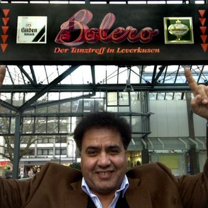 Moncef Douiri, besser bekannt als „Doudou“ zeigt auf das damalige Schild des „Bolero“ in Leverkusen-Wiesdorf.