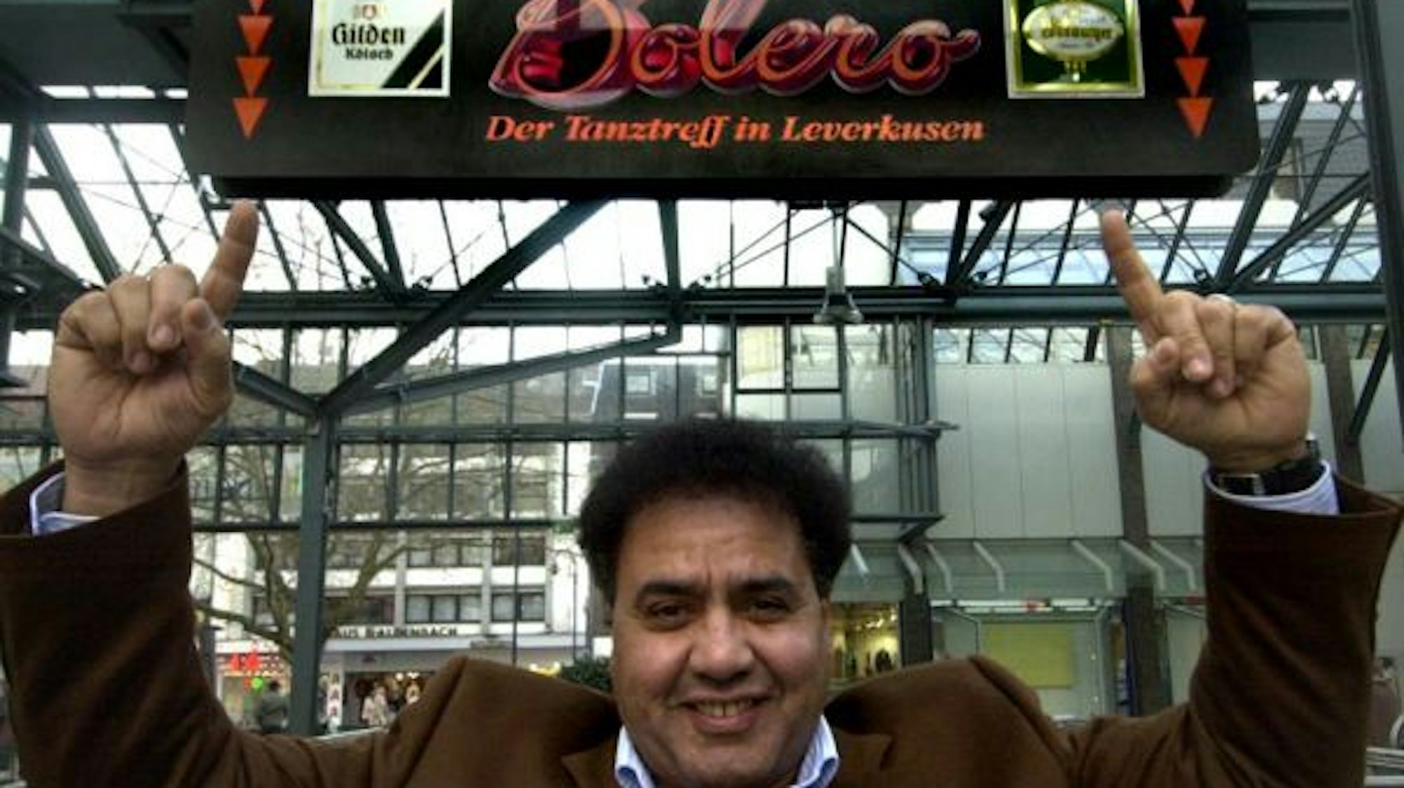 Moncef Douiri, besser bekannt als „Doudou“ zeigt auf das damalige Schild des „Bolero“ in Leverkusen-Wiesdorf.