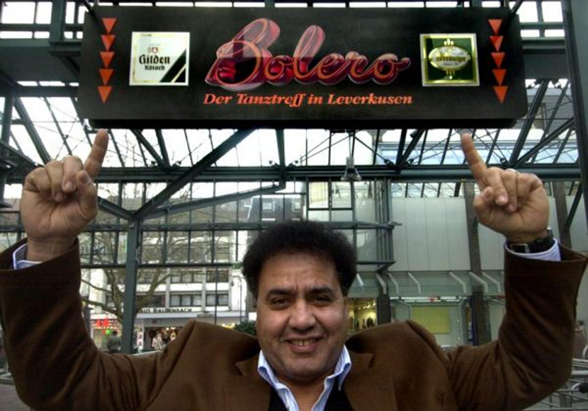 Moncef Douiri, besser bekannt als „Doudou“, zeigt auf das damalige Schild des „Bolero“ in Leverkusen-Wiesdorf.