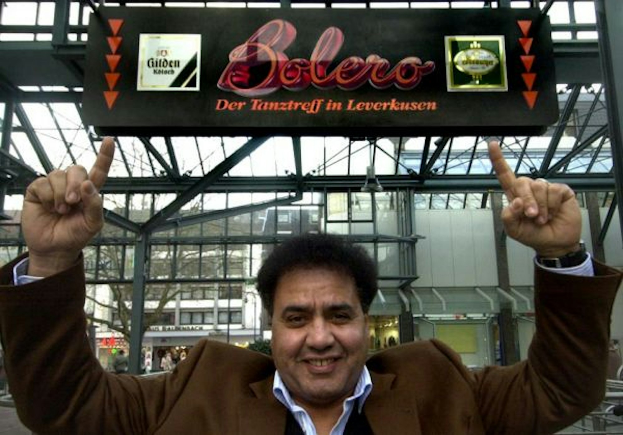 Moncef Douiri, besser bekannt als „Doudou“, zeigt auf das damalige Schild des „Bolero“ in Leverkusen-Wiesdorf.