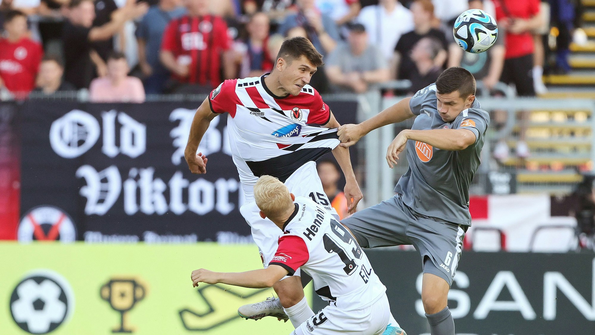 FC Viktoria Köln vs. RW Essen, 3. Liga, von links: Christoph Greger (Viktoria), Björn Rother (RWE), 23.08.2023, Bild: Herbert Bucco