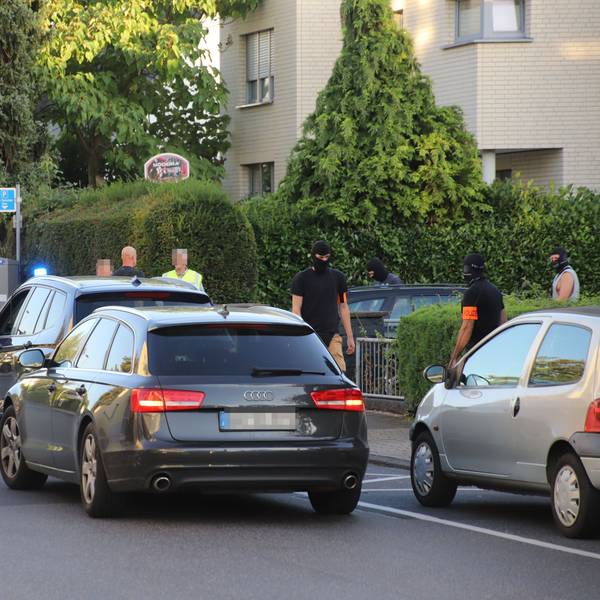 Spezialeinsatzlkräfte durchsuchten ein Einfamilienhaus an der Mozartstraße und führten vorläufige Festnahmen durch.