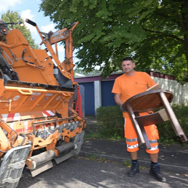 Das Foto zeigt Sven Hönnicke beim Abholen von Sperrmüll in Bergisch Gladbach.