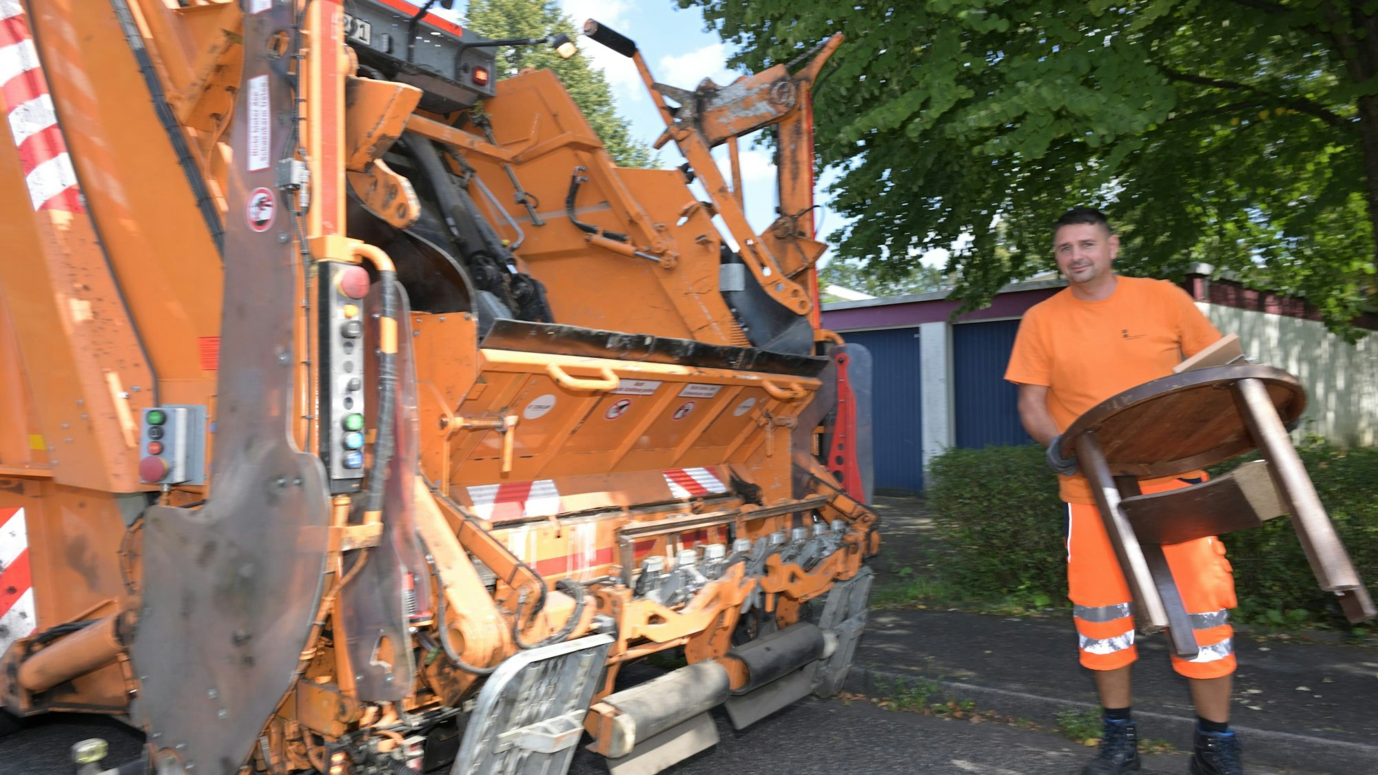 Das Foto zeigt Sven Hönnicke beim Abholen von Sperrmüll in Bergisch Gladbach.