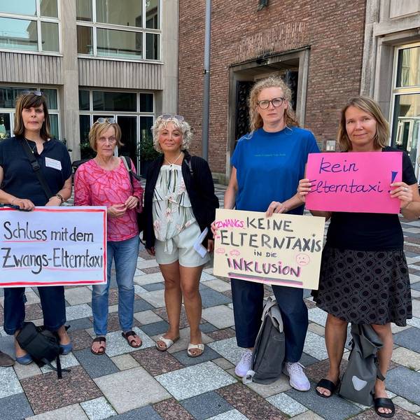 Eltern von Inklusionskindern demonstrieren vor dem Rathaus gegen das „Zwangselterntaxi“
