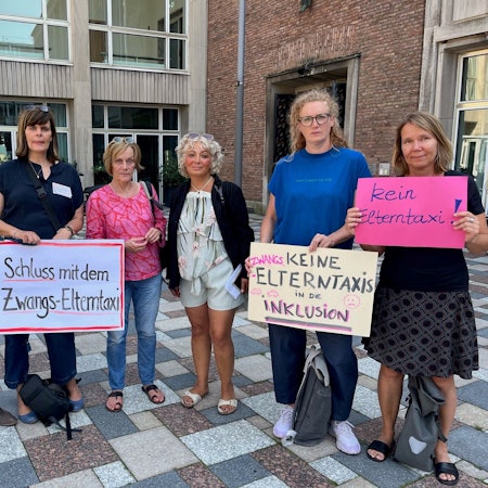 Eltern von Inklusionskindern demonstrieren vor dem Rathaus gegen das „Zwangselterntaxi“