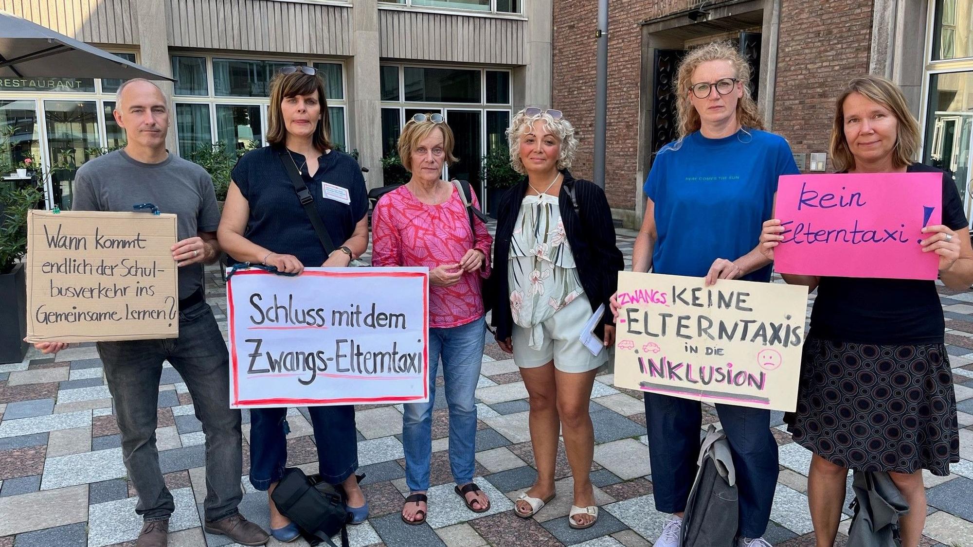 Eltern von Inklusionskindern demonstrieren vor dem Rathaus gegen das „Zwangselterntaxi“