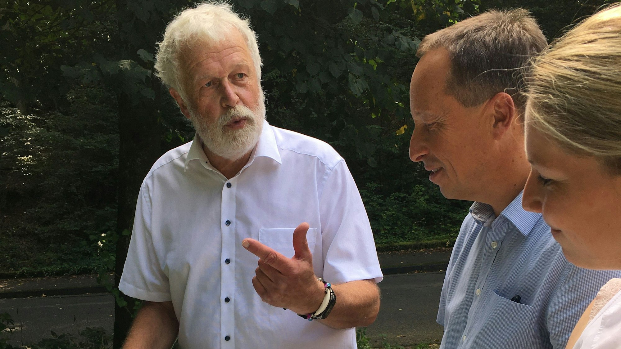 Bei einem Rundgang durch die Nümbrechter Ortschaft Benroth erklärt Udo Adolphs vom Gemeinnützigen Verein Benroth (links) dem Kreisdezernenten Frank Herhaus und Michelle Schmidt vom Regionalmanagement des Leader-Programms den Hintergrund des jüngsten Projekts.