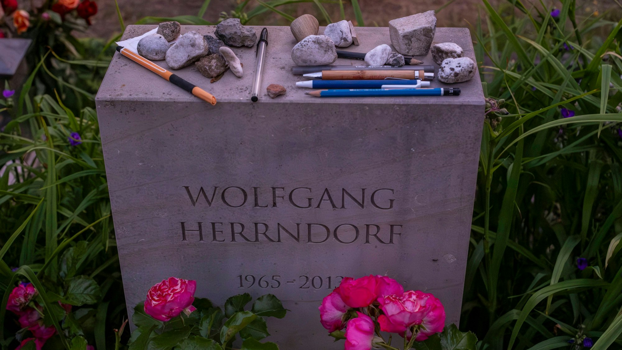 Geisterstunde Deutschland, Berlin, 17.06.2023, Geisterstunde auf dem Dorotheenstädtischen Friedhof: Grabstein von Wolfgang Herrndorf Schriftsteller