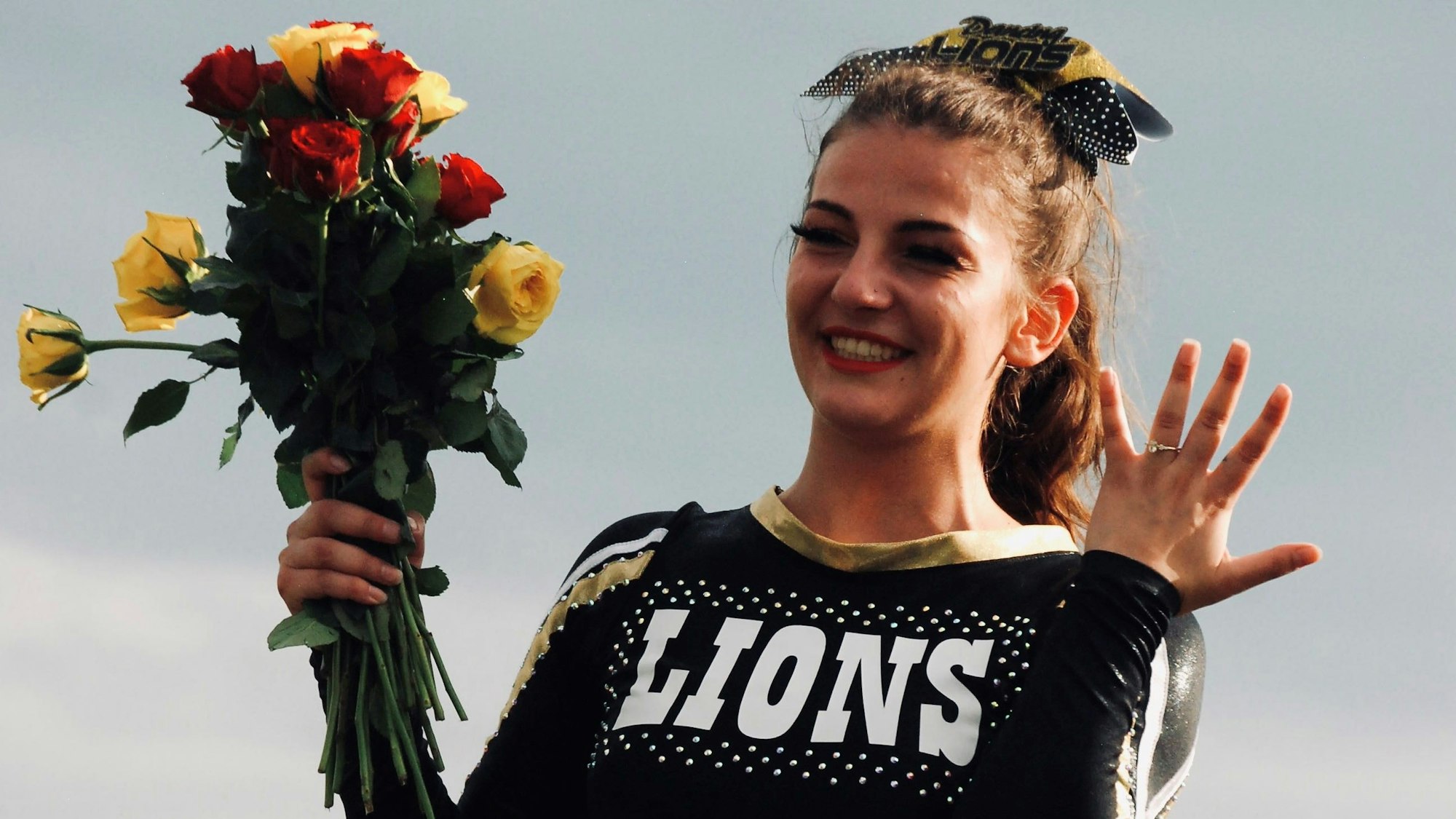 Das Bild zeigt Mariana Asenova, wie sie an ihrer linken Hand den Verlobungsring trägt.