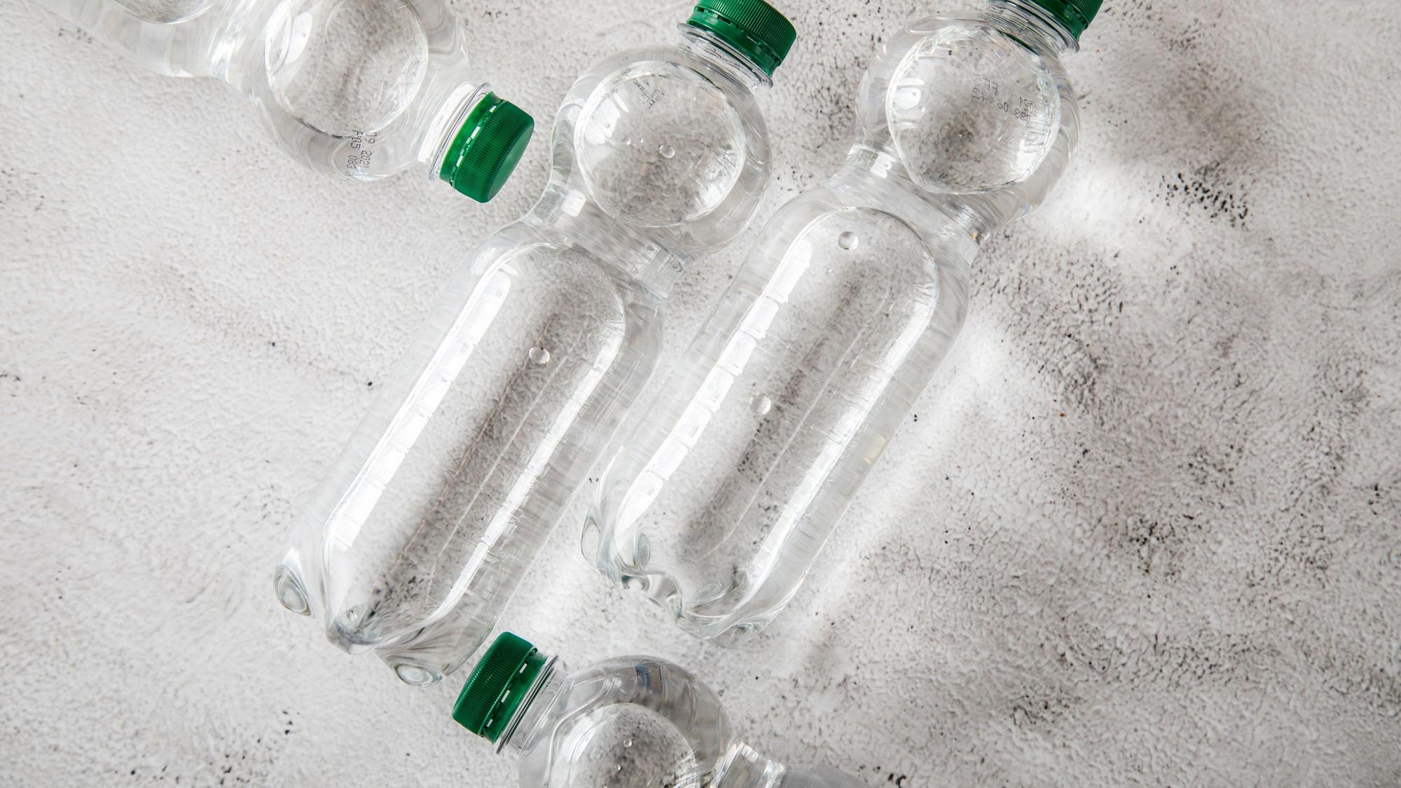 Sy,mbolbild: Vier Wasserflaschen liegen auf dem Boden.