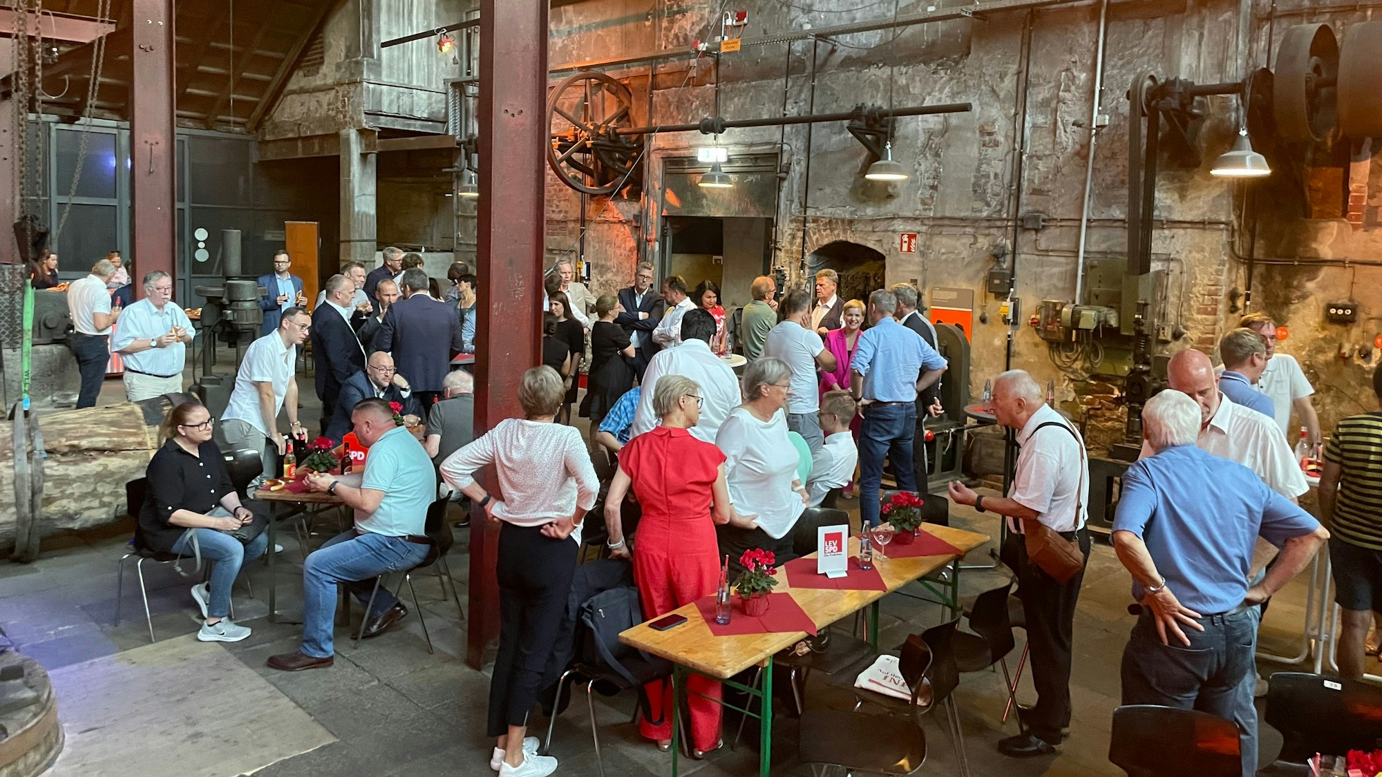 Menschen im Sensenhammer