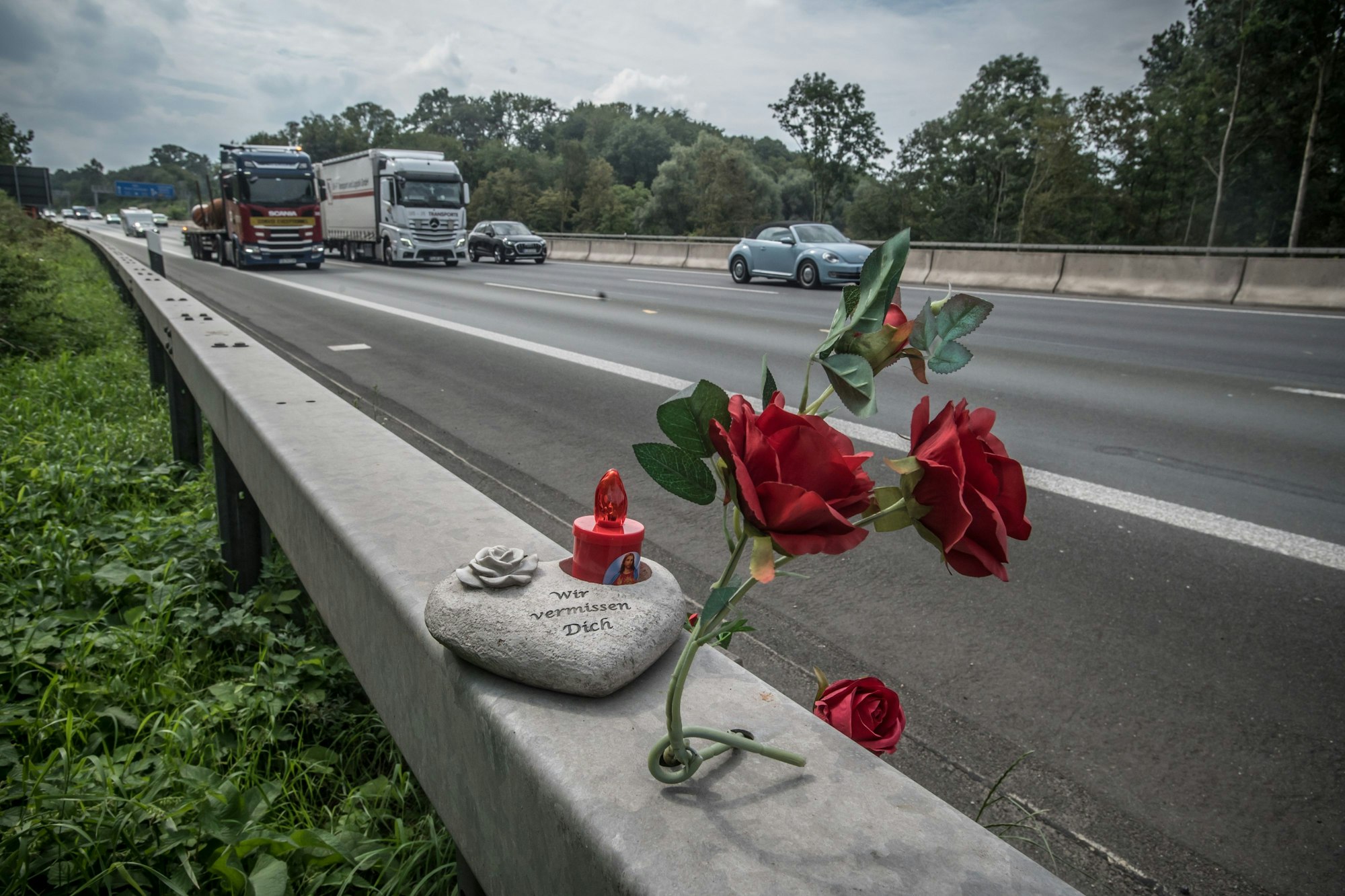 Ein kleiner Erinnerungsort an der A3. Der 21-jährige Luca Oggianu hat am 24. März 2023 bei einem Unfal zu Fuß auf der A3 in Opladen unter Drogen sein Leben verloren. Mutter: Nadine Oggianu. Foto: Ralf Krieger
