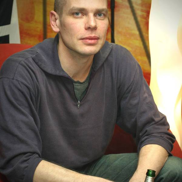 Der Schriftsteller Wolfgang Herrndorf ist am 26. August 2013 im Alter von 48 Jahren gestorben, Autor Wolfgang Herrndprf zu Gast in der Radiosendung "Lauschangriff Klubbing" (Eins Live, WDR) las er aus seinem Roman "In Plüschgewittern".
