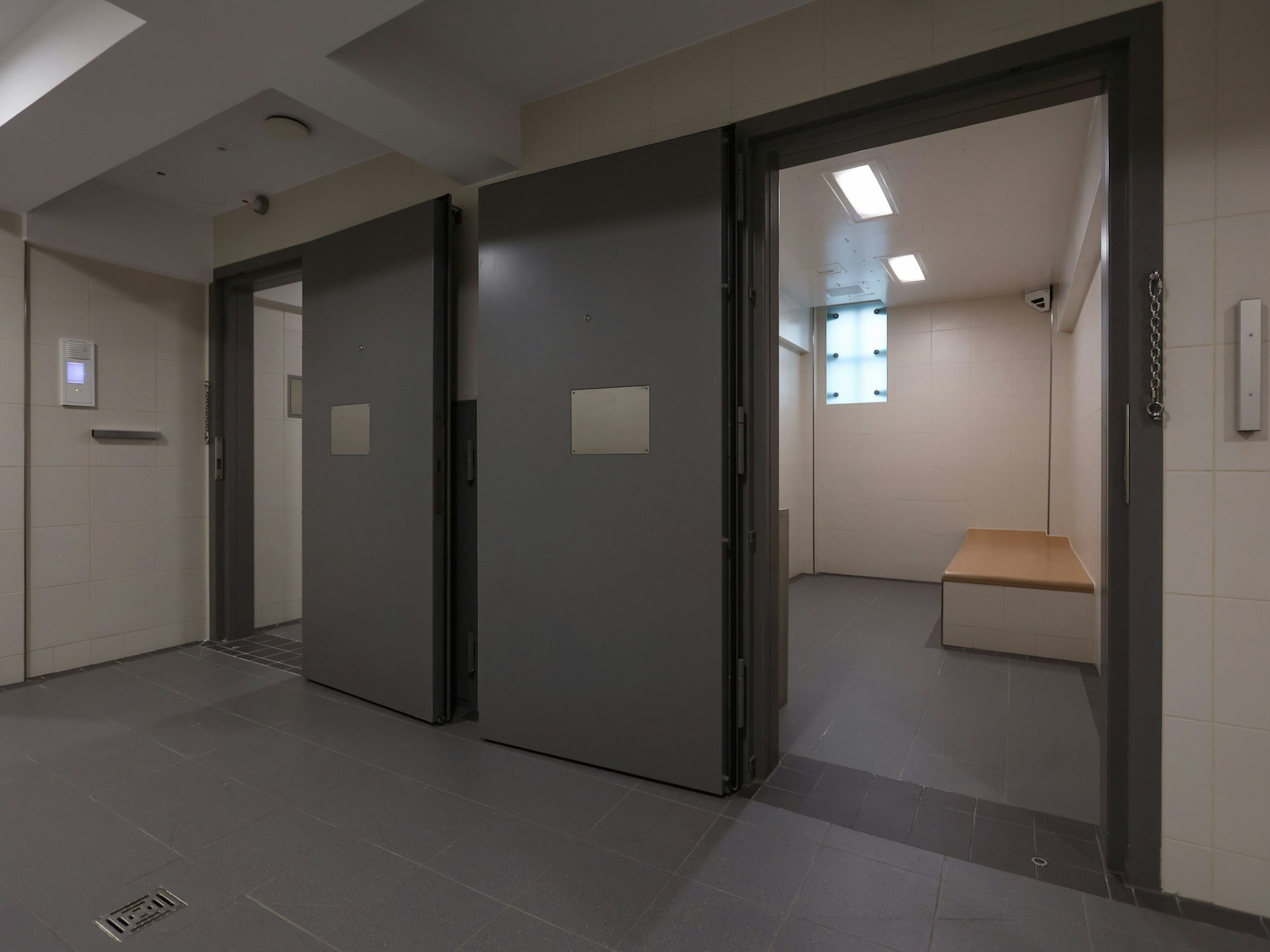 Blick in die Zellen mit Fliesenwand und -boden.