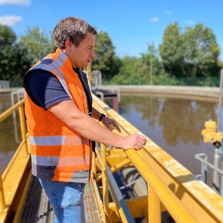 Sebastian Kordel steht auf der Brücke über dem Vorklärbecken in der Kläranlage Weilerswist.