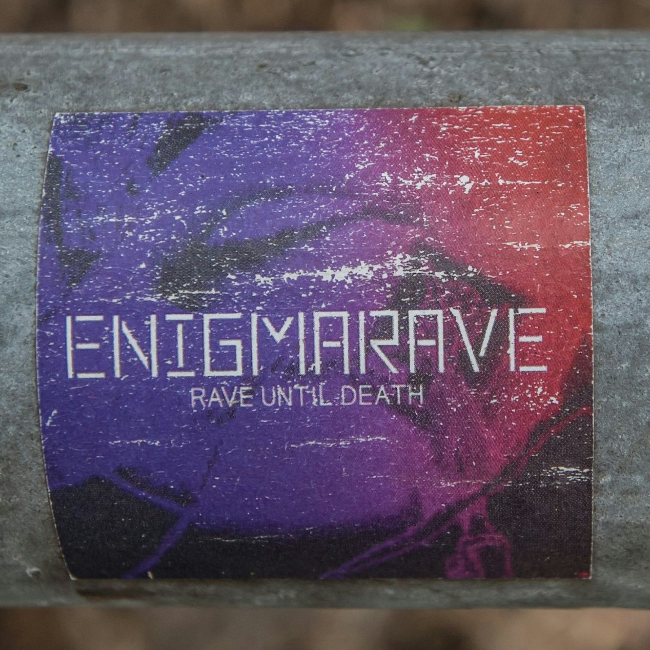 Aufkleber illegaler Raves in der Nähe des Unfallorts. Der 21-jährige Luca Oggianu hat am 24. März 2023 bei einem Unfal zu Fußl auf der A3 in Opladen unter Drogen sein Leben verloren. Mutter: Nadine Oggianu. Foto: Ralf Krieger